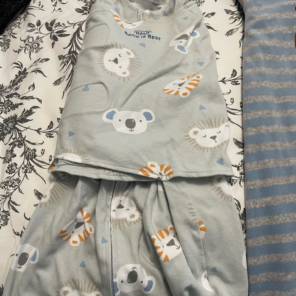 Halo swaddle. Some wear to the fabric on the back, but no rips or stains